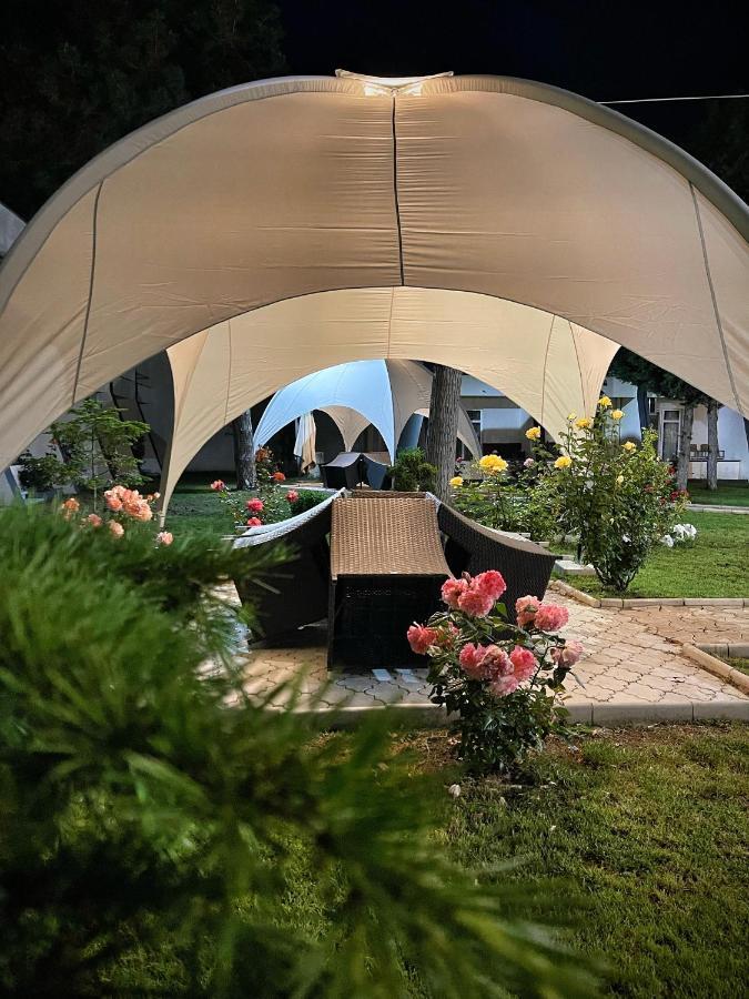 Voila Mamaia Hotell Exteriör bild